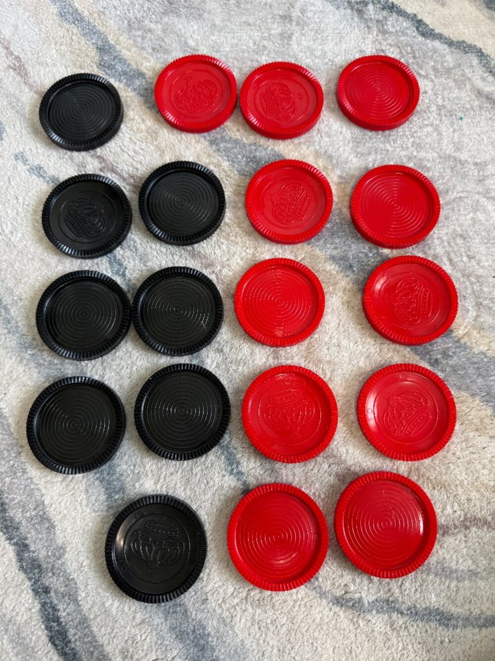 8 Black and 11 Red Jumbo Large Rug Checkers Plastic Replacement Pieces